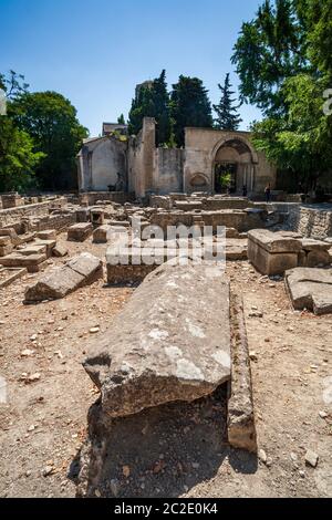 Römische Sarkophage vor der Kirche des Heiligen Honoratus in Les Alyscamps, Arles, Provence, Frankreich Stockfoto