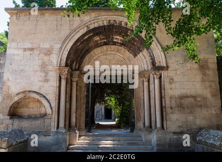 Der Eingang zur mittelalterlichen Kirche des Hl.Honoratus in Les Alyscamps, Arles, Frankreich Stockfoto