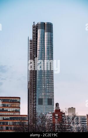 Blick auf den Sonnenuntergang über unvollendete 15 Hudson Yards vom High Line Park in Midtown New York City Stockfoto