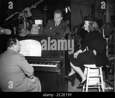 Filmkomponist ERICH WOLFGANG KORNGOLD am Klavier PAUL HENRIED und BETTE DAVIS am Set offen während der Dreharbeiten zur TÄUSCHUNG 1946 Regisseur IRVING RAPPER Musik Erich Wolfgang Korngold Warner Bros. Stockfoto