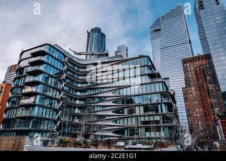 Gesamtansicht von 520 West 28th von Zaha Hadid und Hudson Yards vom High Line Park in Chelsea New York City Stockfoto