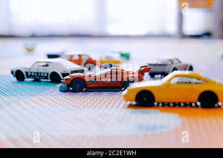 Kleine bunte Spielzeug Hot Wheels Autos von Mattel in Kinderzimmer Spielmatte Stockfoto