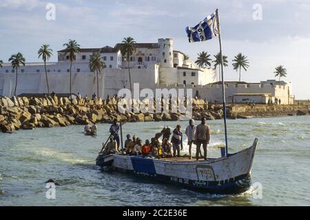 Ghana: Das Fort Elmina an der Goldküste wurde 1471 von den Portugiesen erbaut und war das Zentrum des Sklavenhandels. Von hier aus wurden die meisten Sklaven nach Amerika und in andere Teile der Welt verschifft. Es ist das älteste europäische Gebäude in den Tropen. --- Ghana: Das Fort Elmina wurde im Jahr 1471 von den Portugiesen erbaut und war die zentrale des Sklavenhandels. From here from the may sklaven to America and other parts of the world. Es ist das europaweit beste Bauwerk in den Tropen. Stockfoto