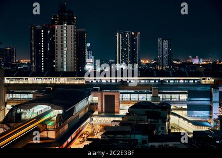 Nachtansicht des BTS-Skytrain, der in Bangkok fährt Stockfoto