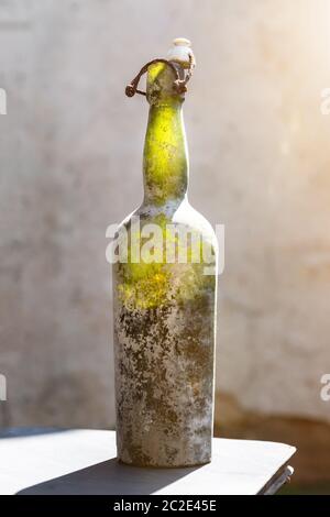 Dreckige alte Weinflasche Stockfoto