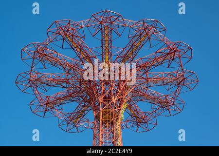 Fallschirmsprung in Coney Island Brooklyn New York Stockfoto