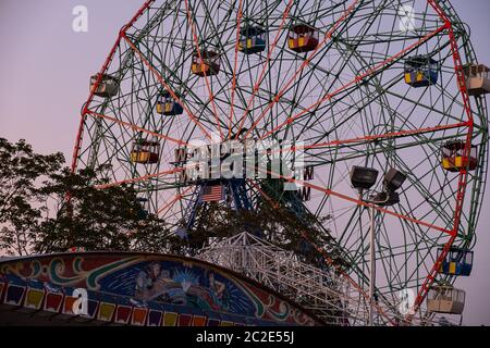 Sonnenaufgang im Wonder Wheel im Luna Park auf Coney Island New York City Stockfoto