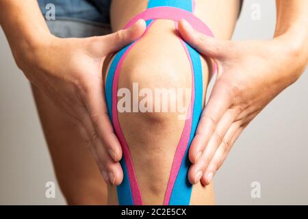 Kinesiotaping, Kinesiologie. Weibliche Athleten mit kinesiotape, Muskel Band auf Knie Stockfoto