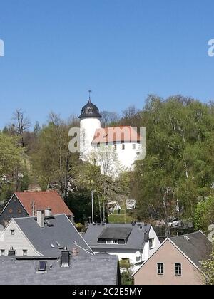 Blick über Hausdächer zur Burg Rabenstein, mittelalterliche Burganlage in Chemnitz in Sachsen, Deutschland, weiße Burganlage mit rotem Dach und einem Stockfoto