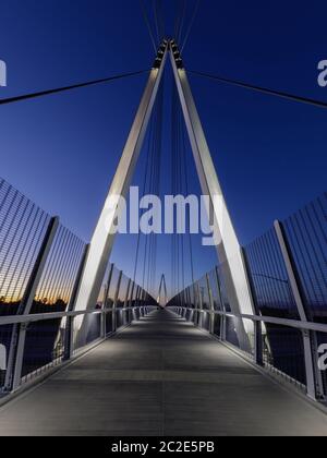 Blue Hour über Mary Avenue Fahrrad-Fußgängerbrücke Stockfoto