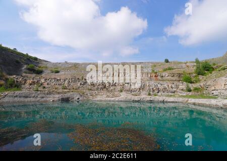 Die Blaue Lagune in einem entwählten Steinbruch, der sich auf dem ehemaligen Gelände der Svillington-Ziegelei in East Leeds befindet. Stockfoto