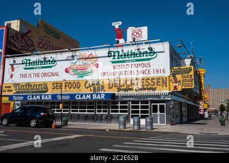 Nathan's ursprüngliches Restaurant in der Stillwell Avenue in Coney Island Stockfoto