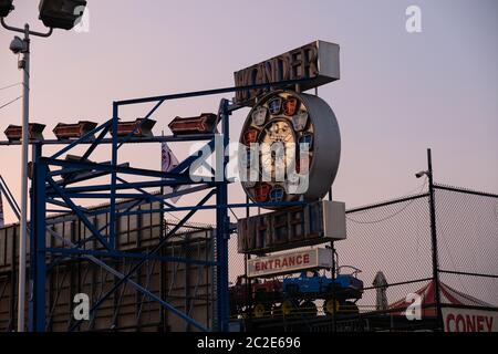 Sonnenaufgang im Wonder Wheel Vintage Nylon Licht im Luna Park auf Coney Island New York City Stockfoto