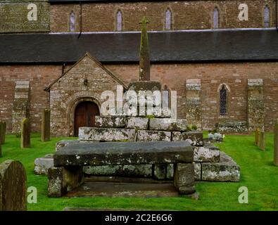 Blick N des Predigerkreuzes & rätselhafter 'ruidischer Altar' vor der Südveranda der St. Nicholas' Church, Trellech, Monmouthshire, Wales, UK. Stockfoto