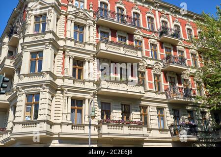 Schön renoviertes altes Haus im Bezirk Prenzlauer Berg in Berlin. Stockfoto