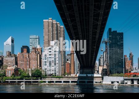 Queensboro Bridge und Midtown-Apartmentgebäude am östlichen Flussufer Blick von Roosevelt Island Stockfoto