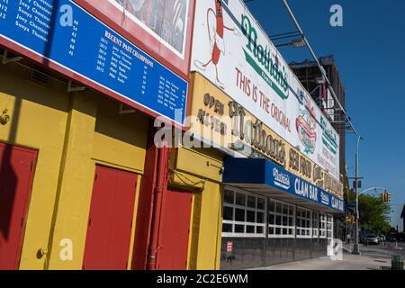 Nathan's ursprüngliches Restaurant in der Stillwell Avenue in Coney Island Stockfoto