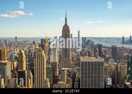 Blick auf die Wolkenkratzer von Midtown und Downtown von New York auf das Rockefeller Center auf dem Dach Stockfoto
