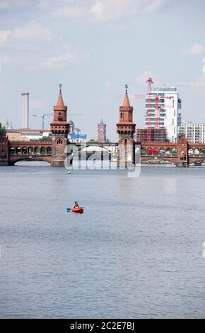 Berlin, Deutschland. Juni 2020. Ein Kanufahrer lässt sich von den Wellen auf der Spree vor der Oberbaumbrücke mitreißen. Quelle: Paul Zinken/dpa/Alamy Live News Stockfoto