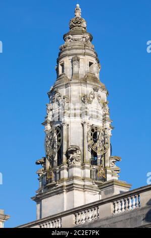 Der 59 m hohe Uhrturm des Cardiff City Hall, South Wales, Großbritannien Stockfoto