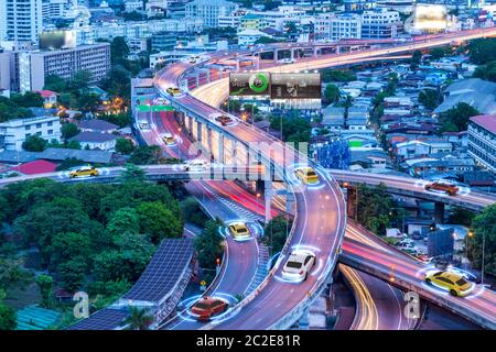 Intelligente Autos mit automatischen Sensor fahren auf Metropole mit drahtloser Verbindung Stockfoto