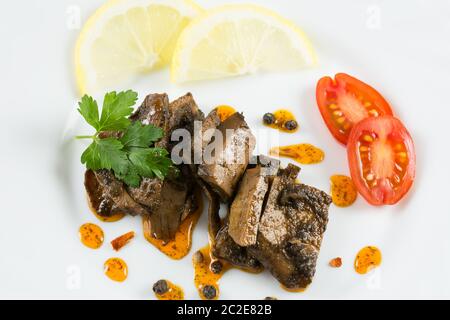 Nahaufnahme von Tintenfisch oder Calamari in Tintensauce auf Weiße Platte Stockfoto