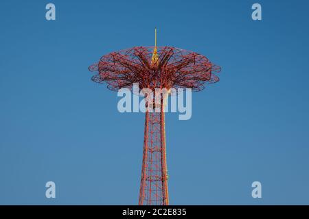 Fallschirmsprung in Coney Island Brooklyn New York Stockfoto