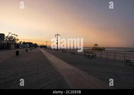 Sonnenaufgang am Boardwalk auf Coney Island New York City Stockfoto