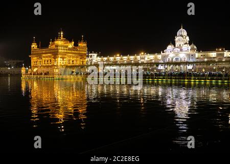 Goldener Tempel (Harmandir sahib) in Amritsar bei Nacht Stockfoto