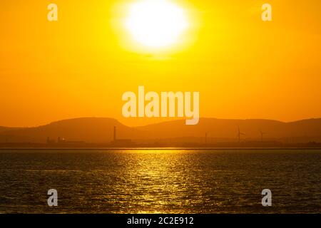 Die Sonne untergeht über Portishead und der Severn Mündung mit der walisischen Küste in der Ferne. Stockfoto