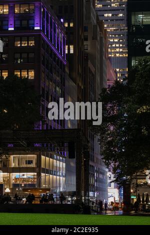 Nachtansicht von Wolkenkratzern und Gebäuden in Midtown Manhattan Stockfoto