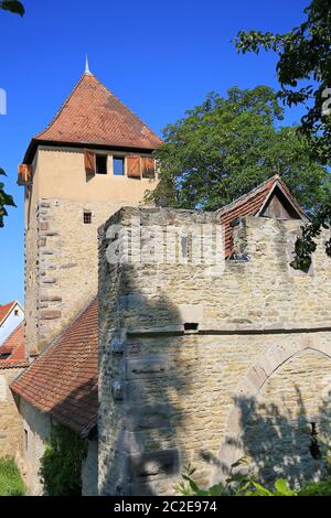 Iphofen ist eine Stadt in Bayern mit vielen historischen Sehenswürdigkeiten. Zentturm Stockfoto