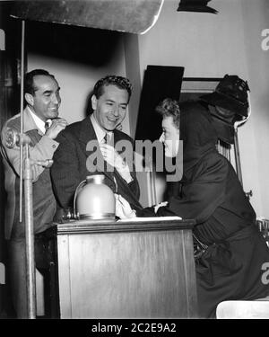 Regisseur IRVING RAPPER PAUL HENRIED und BETTE DAVIS am Set offen während der Dreharbeiten zu DECEPTION 1946 Musik Erich Wolfgang Korngold Warner Bros. Stockfoto