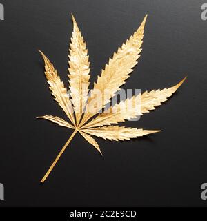 goldenes Cannabisblatt isoliert auf schwarz Stockfoto