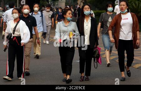 Peking, China. Juni 2020. Chinesen tragen Schutzmasken, wenn sie am Mittwoch, 17. Juni 2020, die Arbeit in Peking verlassen. China hob seine Notfallwarnung auf die zweithöchste Stufe an, annullieren mehr als 60% der Flüge in die Hauptstadt, schließen Schulen und sperren Viertel inmitten eines neuen Coronavirus-Ausbruchs. Foto von Stephen Shaver/UPI Kredit: UPI/Alamy Live Nachrichten Stockfoto