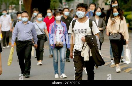 Peking, China. Juni 2020. Chinesen tragen Schutzmasken, wenn sie am Mittwoch, 17. Juni 2020, die Arbeit in Peking verlassen. China hob seine Notfallwarnung auf die zweithöchste Stufe an, annullieren mehr als 60% der Flüge in die Hauptstadt, schließen Schulen und sperren Viertel inmitten eines neuen Coronavirus-Ausbruchs. Foto von Stephen Shaver/UPI Kredit: UPI/Alamy Live Nachrichten Stockfoto