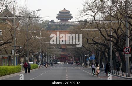 Peking, China. Juni 2020. Die Straßen sind relativ leer, da am Mittwoch, den 17. Juni 2020, in Peking Covid-19 erneut ausbrach. China hob seine Notfallwarnung auf die zweithöchste Stufe an, annullieren mehr als 60% der Flüge in die Hauptstadt, schließen Schulen und sperren Viertel inmitten neuer Coronavirus-Infektionen. Foto von Stephen Shaver/UPI Kredit: UPI/Alamy Live Nachrichten Stockfoto