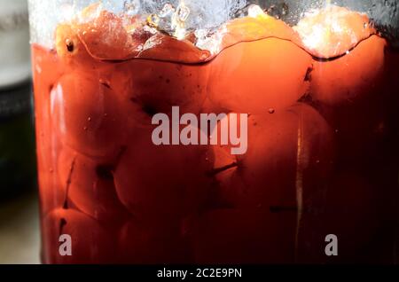 Glas mit sonnenbeschienenen Äpfeln aus der Dose Stockfoto