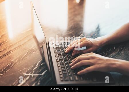 Nahaufnahme Frauenhand beim Tippen auf einem Laptop Stockfoto