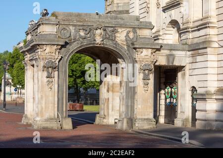Portikus, der zum Haupteingang des Rathauses führt, Cardiff, Wales, Großbritannien Stockfoto