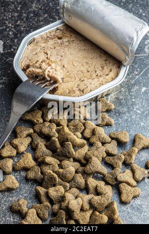 Nass- und Trockennahrung. Katze oder Hund Pastete. Stockfoto