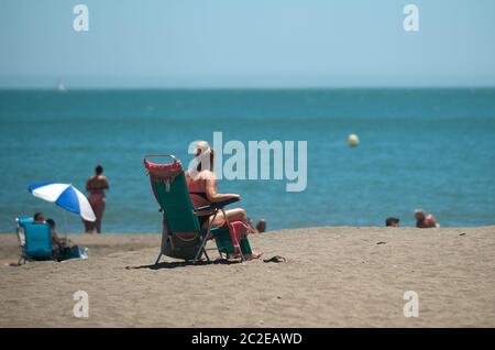 Malaga, Spanien. Juni 2020. Eine Frau wird beim Sonnenbaden beobachtet, während sie das Wetter am Strand von Misericordia genießt, während die Einschränkungen durch den Ausbruch von COVID-19 gelockert werden.die meisten Städte in Spanien befinden sich in Phase drei, in der Menschen in andere Provinzen derselben autonomen Gemeinschaft ziehen und gehen. Die spanische Regierung sagt, dass der Ausnahmezustand am 21. Juni nach drei Monaten Sperrung enden wird und dann eine "neue Normalität" beginnen wird, nach Gesundheits- und Sicherheitsmaßnahmen, bis ein Impfstoff vorliegt. Kredit: SOPA Images Limited/Alamy Live Nachrichten Stockfoto