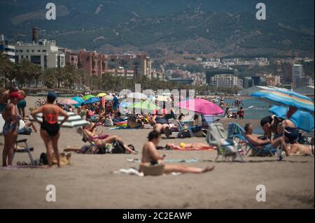 Malaga, Spanien. Juni 2020. Die Menschen werden gesehen, Sonnenbaden am Misericordia Strand, wie sie das Wetter an einem sonnigen Tag genießen, während die Lockerung der Beschränkungen durch COVID-19 Ausbruch verursacht.die meisten Städte in Spanien sind in Phase drei, wo die Menschen zu bewegen und gehen in andere Provinzen in der gleichen autonomen Gemeinschaft. Die spanische Regierung sagt, dass der Ausnahmezustand am 21. Juni nach drei Monaten Sperrung enden wird und dann eine "neue Normalität" beginnen wird, nach Gesundheits- und Sicherheitsmaßnahmen, bis ein Impfstoff vorliegt. Kredit: SOPA Images Limited/Alamy Live Nachrichten Stockfoto