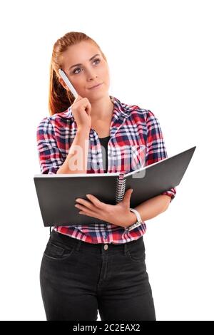 Schöne junge Mädchen in Freizeitkleidung durchlöcherte ein Notebook in der Hand und einen Stift an die Schläfe denken, auf weißem Hintergrund. Stockfoto