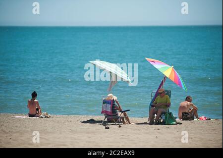 Malaga, Spanien. Juni 2020. Die Menschen werden gesehen, Sonnenbaden am Misericordia Strand, wie sie das Wetter an einem sonnigen Tag genießen, während die Lockerung der Beschränkungen durch COVID-19 Ausbruch verursacht.die meisten Städte in Spanien sind in Phase drei, wo die Menschen zu bewegen und gehen in andere Provinzen in der gleichen autonomen Gemeinschaft. Die spanische Regierung sagt, dass der Ausnahmezustand am 21. Juni nach drei Monaten Sperrung enden wird und dann eine "neue Normalität" beginnen wird, nach Gesundheits- und Sicherheitsmaßnahmen, bis ein Impfstoff vorliegt. Kredit: SOPA Images Limited/Alamy Live Nachrichten Stockfoto