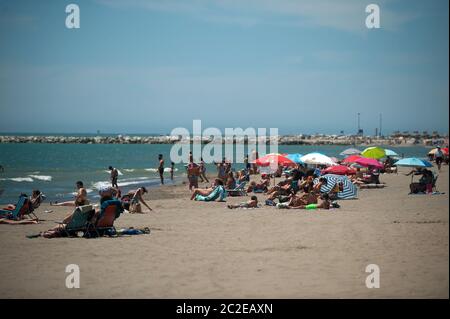 Malaga, Spanien. Juni 2020. Die Menschen werden gesehen, Sonnenbaden am Misericordia Strand, wie sie das Wetter an einem sonnigen Tag genießen, während die Lockerung der Beschränkungen durch COVID-19 Ausbruch verursacht.die meisten Städte in Spanien sind in Phase drei, wo die Menschen zu bewegen und gehen in andere Provinzen in der gleichen autonomen Gemeinschaft. Die spanische Regierung sagt, dass der Ausnahmezustand am 21. Juni nach drei Monaten Sperrung enden wird und dann eine "neue Normalität" beginnen wird, nach Gesundheits- und Sicherheitsmaßnahmen, bis ein Impfstoff vorliegt. Kredit: SOPA Images Limited/Alamy Live Nachrichten Stockfoto