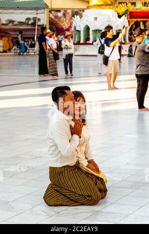 Buddhistische Menschen Beten In Der Shwedagon Pagode, Yangon, Myanmar. Stockfoto