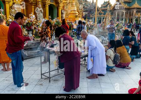 Buddhistische Menschen, Die Kerzen In Der Shwedagon Pagode, Yangon, Myanmar, Beleuchten. Stockfoto