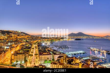 Neapel in Italien mit den Vesuv vor Sonnenaufgang Stockfoto