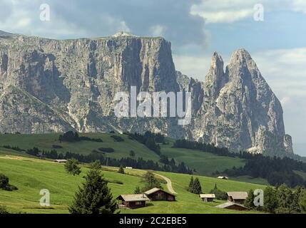 Der Schlern mit Santnerspitze und Euringerspitze von der Seiser Alm Stockfoto